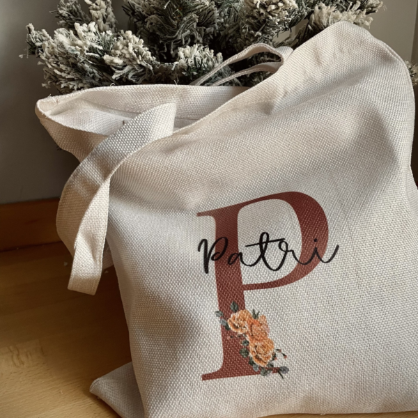 Tote Bag beige inicial con flores y nombre