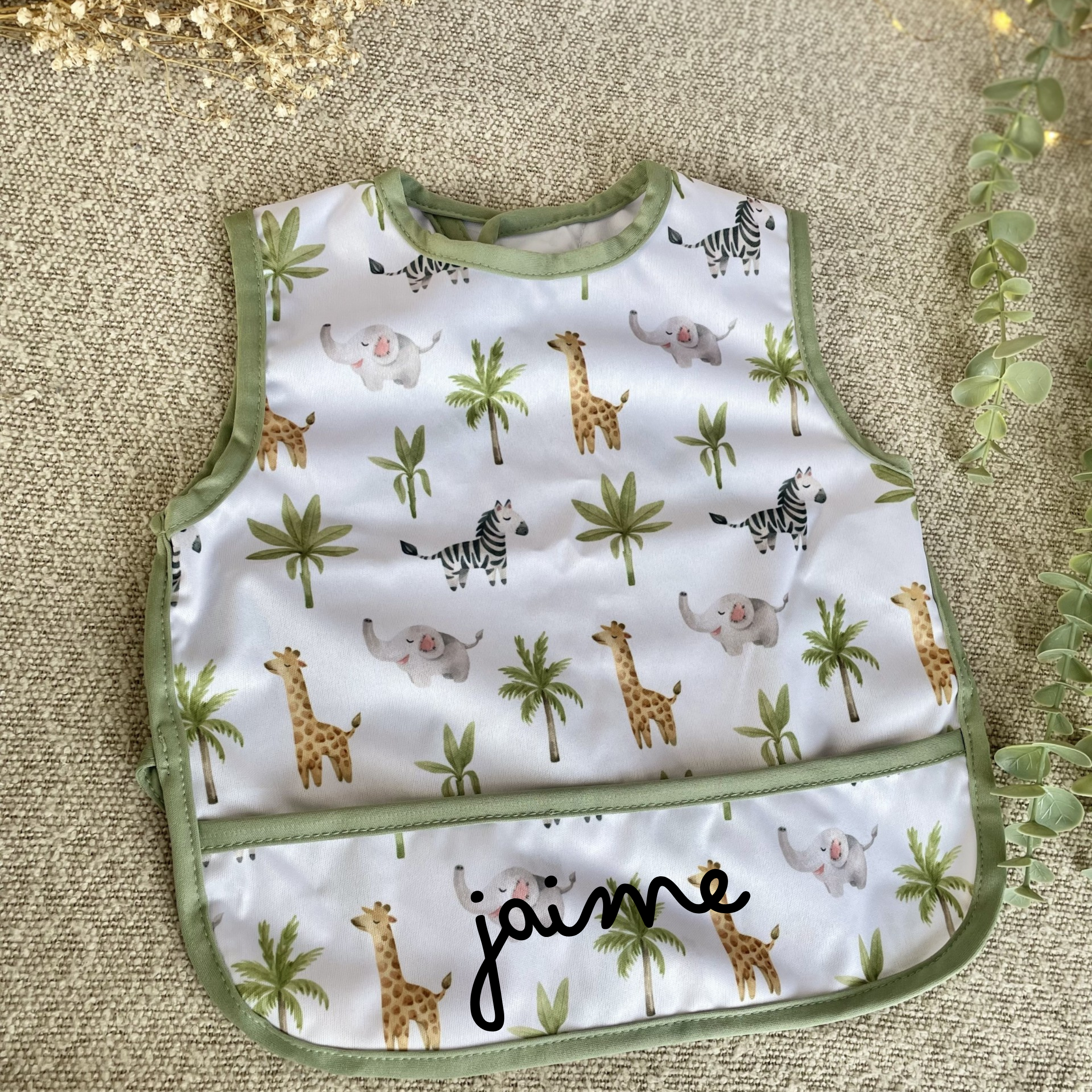 Babero estilo safari personalizado con nombre