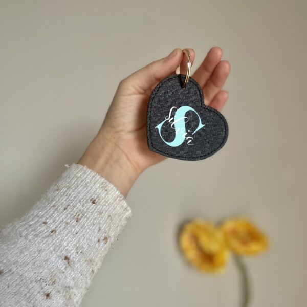 Llavero corazon negro Llavero corazon de piel