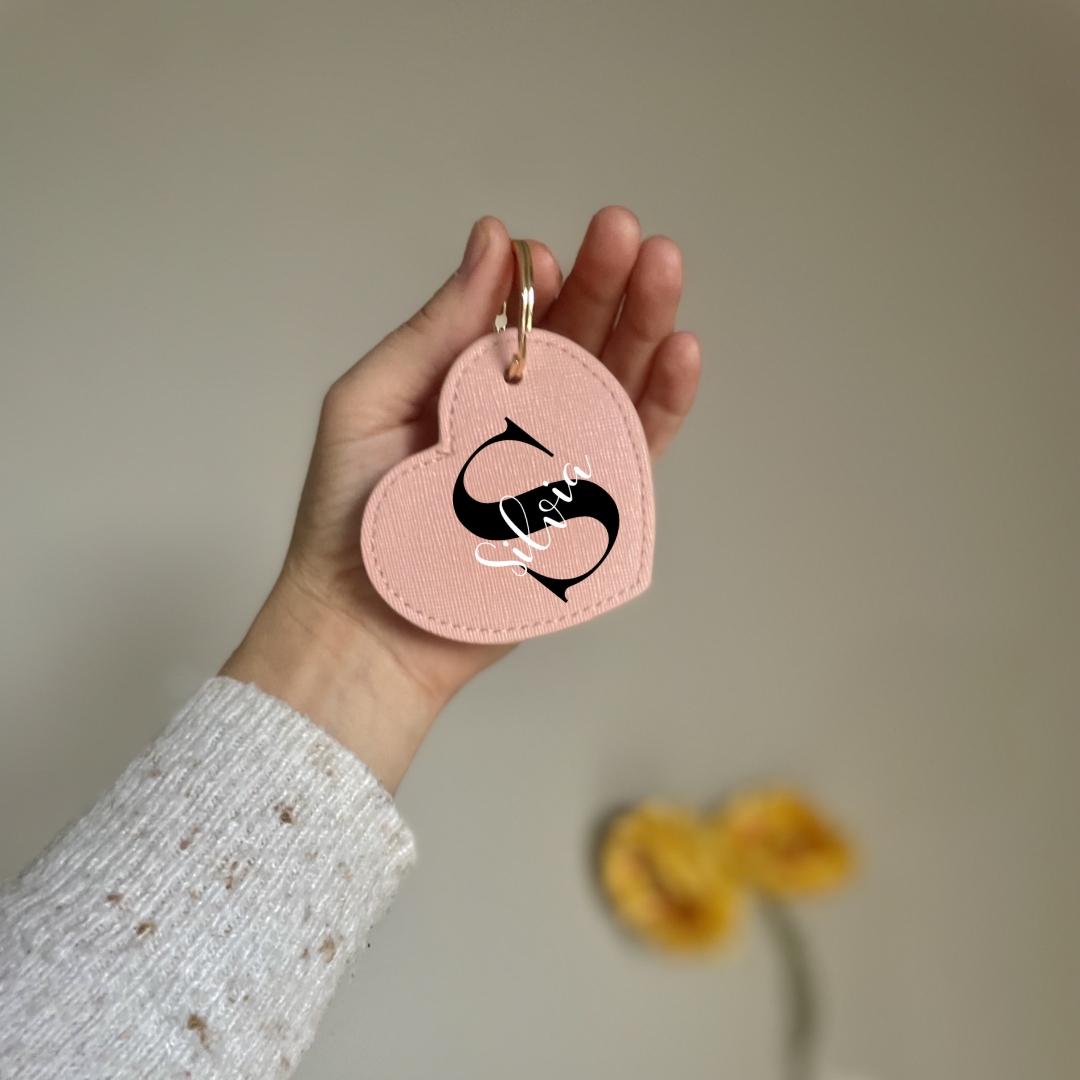 Llavero de piel en forma de corazón personalizado con nombre