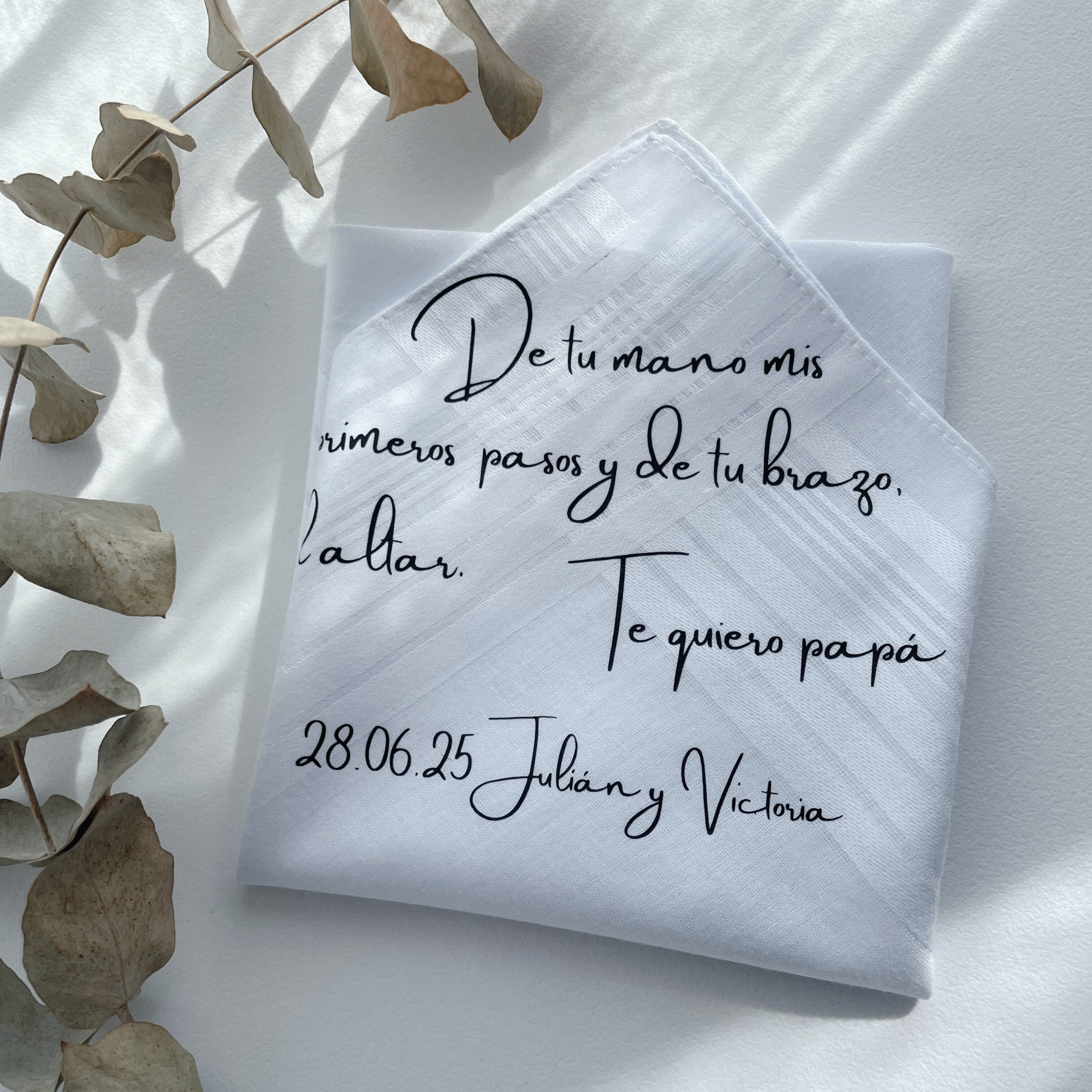 Pañuelo  personalizado con tu propia letra, simboliza silueta + vida, lo que permanece